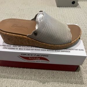 Skechers brand new wedge sandal ! Amazing arch support